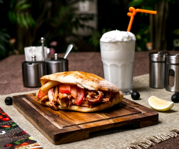 Doner de frango com batatas fritas de tomate servido com ayran