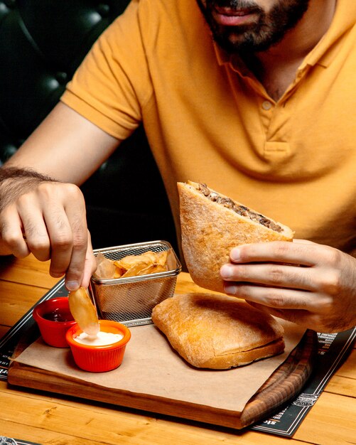 Foto grátis doner em pão ciabatta em cima da mesa