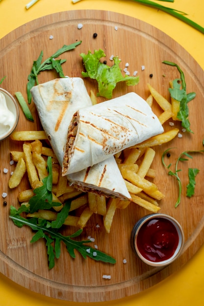 Foto grátis doner embrulhado em lavash e batatas fritas