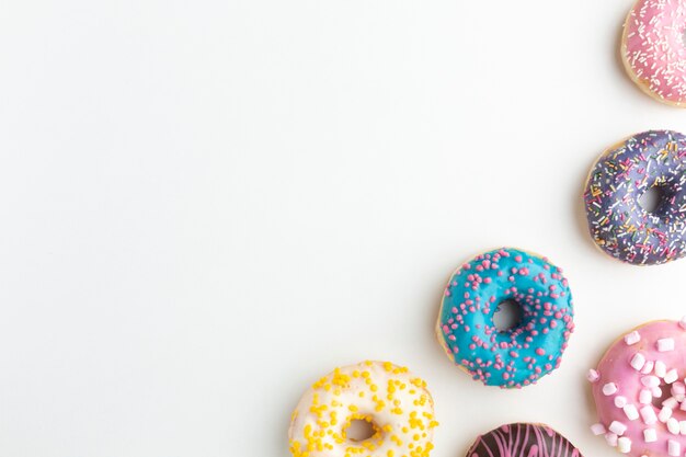 Donuts com granulado copie o espaço