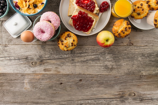 Donuts, cupcakes e maçã