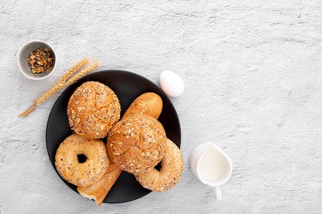 Donuts de padaria e baguete no prato com espaço de cópia