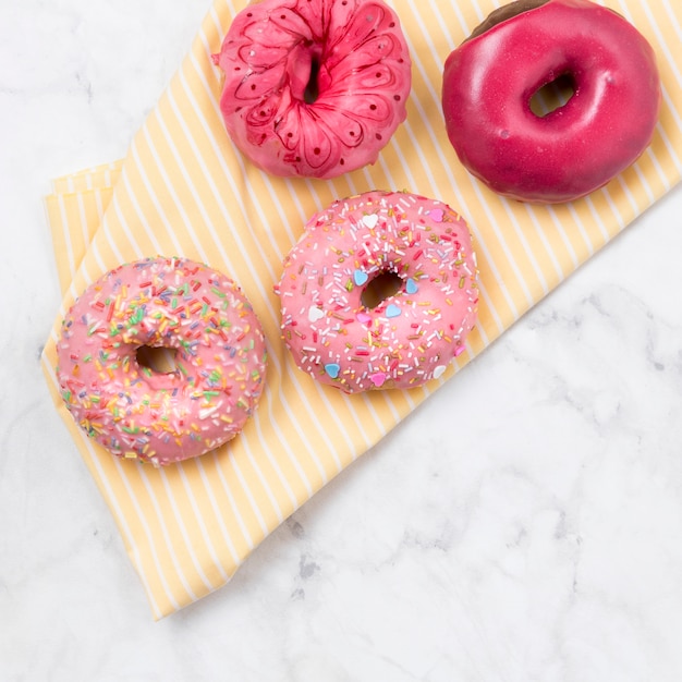 Donuts em pano listrado close-up