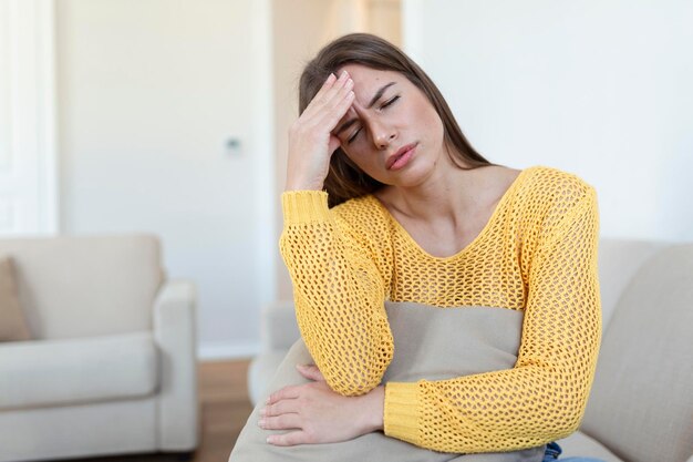 Dor de sinusite causando dor de cabeça muito intensa Mulher insalubre com dor Ferida forte e aguda Dor sinusal sinusite Pressão sinusal Mulher triste segurando sua cabeça porque dor sinusal