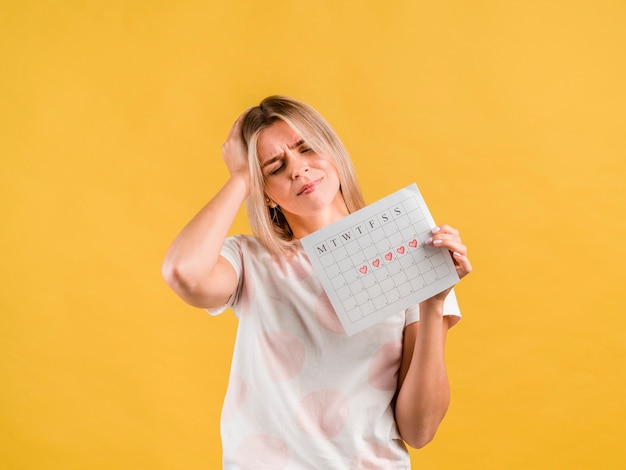 Foto grátis dores de cabeça da vista frontal do período menstrual