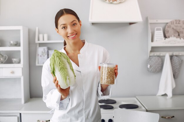 Doutor em uma cozinha com legumes