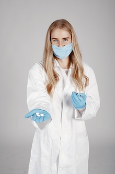 Doutor em uma máscara médica. tema coronavirus. isolado sobre fundo branco