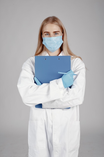 Foto grátis doutor em uma máscara médica. tema coronavirus. isolado sobre parede branca