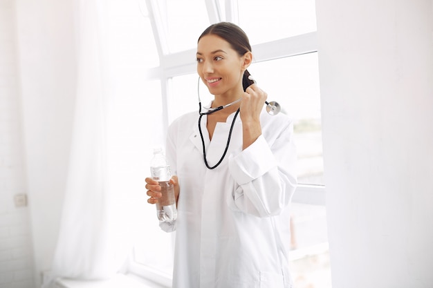 Foto grátis doutor em uma posição uniforme em branco