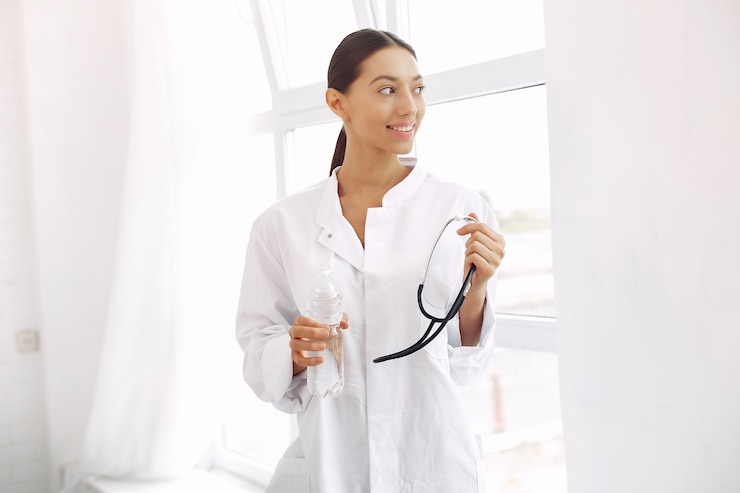 Foto grátis doutor em uma posição uniforme em branco