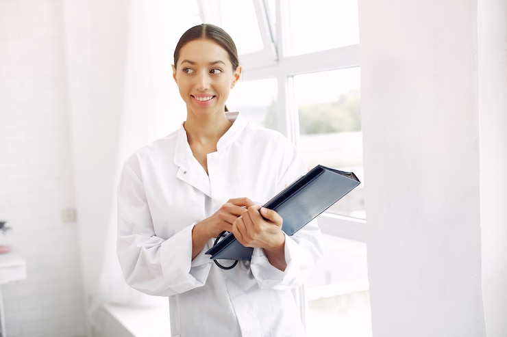 Foto grátis doutor em uma posição uniforme em branco
