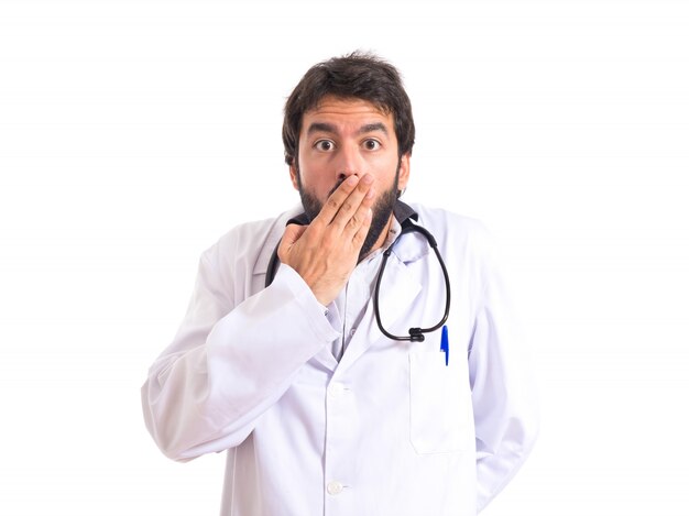 Doutor fazendo gesto de surpresa sobre fundo branco