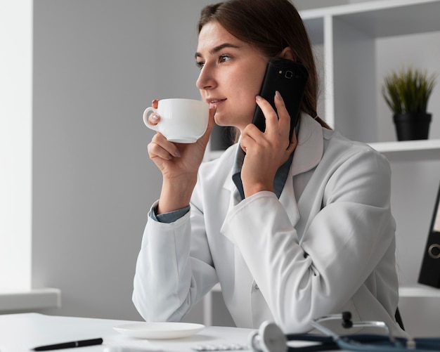 Doutor tomando uma xícara de café