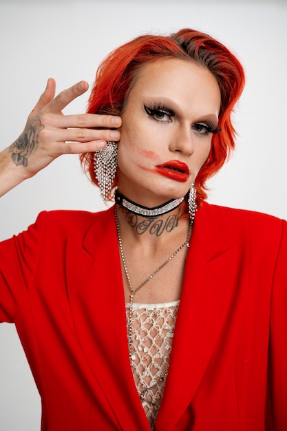 Foto grátis drag queen de tiro médio com batom vermelho