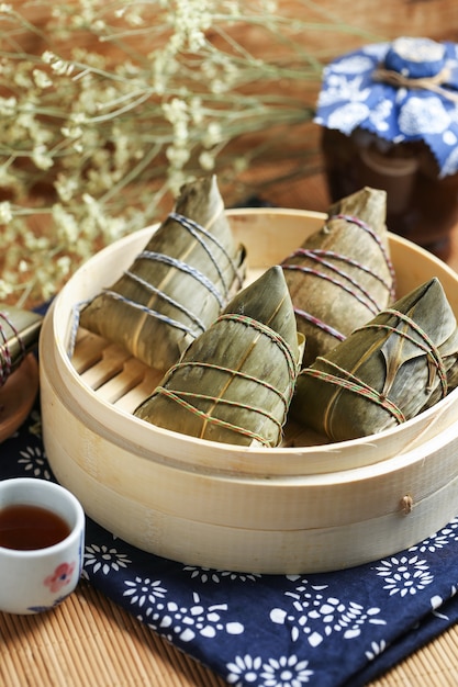 Foto grátis dragon boat festival dumplings de arroz e vinho realgar