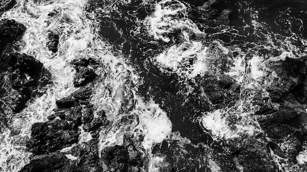 Dramática paisagem do mar em preto e branco