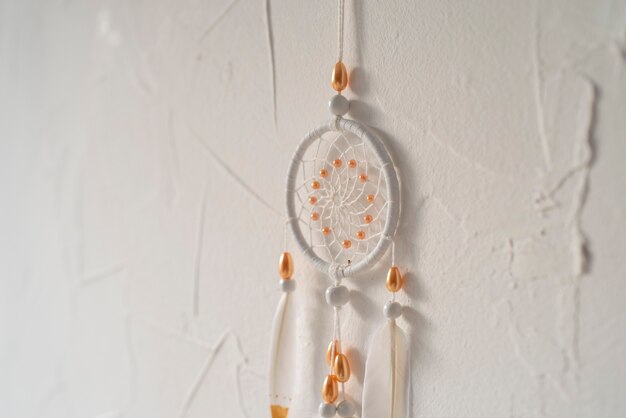 Dreamcatcher colocado em uma parede branca