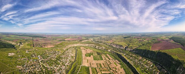 Drone aéreo vista panorâmica de uma natureza na Moldávia
