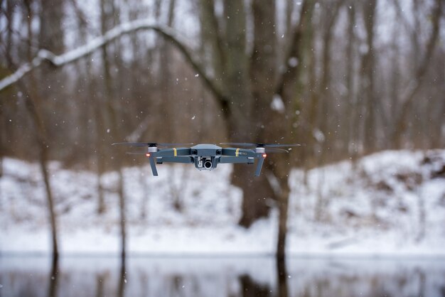 Drone preto voando durante o inverno
