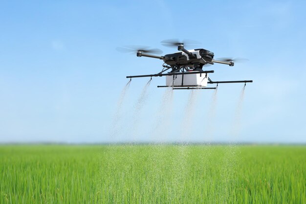 Drone pulverizando fertilizante em plantas verdes vegetais Tecnologia agrícola Automação agrícola