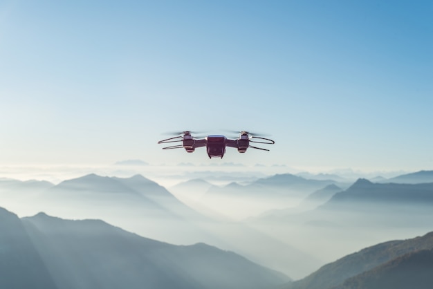 Drone sobrevoando montanhas e colinas nevoentas e nevadas