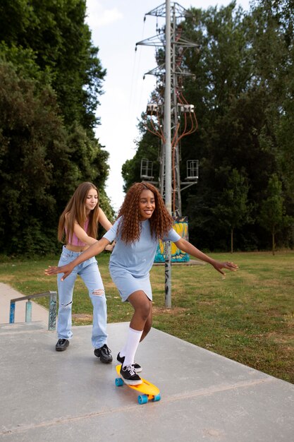 Duas adolescentes passando um tempo juntas na pista de patinação