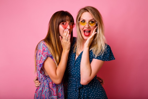 Duas adoráveis mulheres jovens e felizes se divertindo juntas