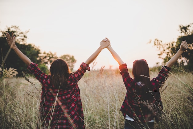 Foto grátis duas amigas adolescentes do moderno se divertindo em campo. mulheres estilo de vida conceito.