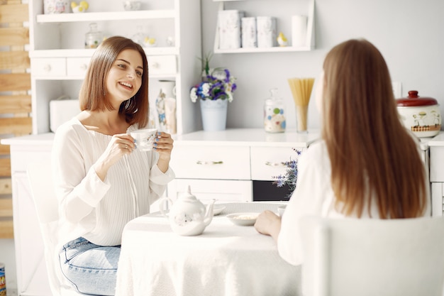 Duas amigas bebendo chá em casa