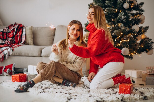 Duas amigas comemorando o natal