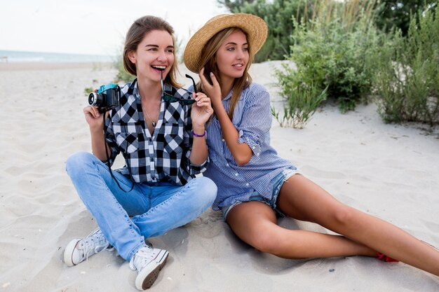 Duas amigas felizes se divertindo na praia