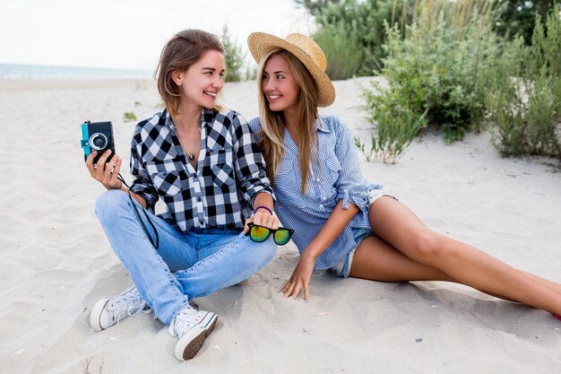 Duas amigas felizes se divertindo na praia