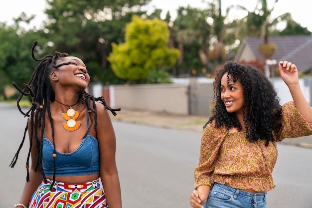 Foto grátis duas amigas se divertindo ao ar livre