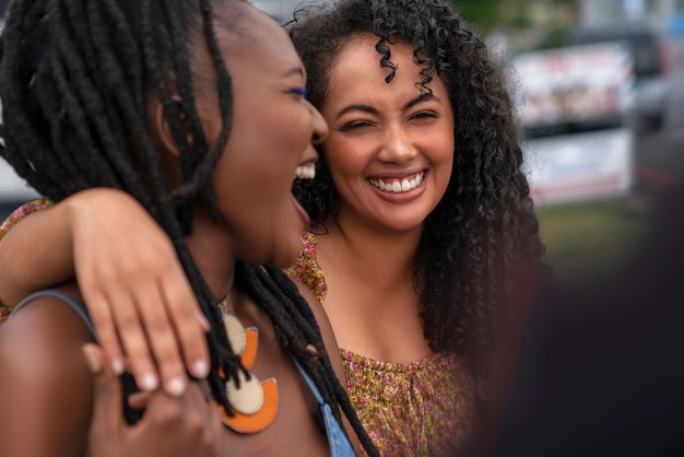 Foto grátis duas amigas se divertindo ao ar livre