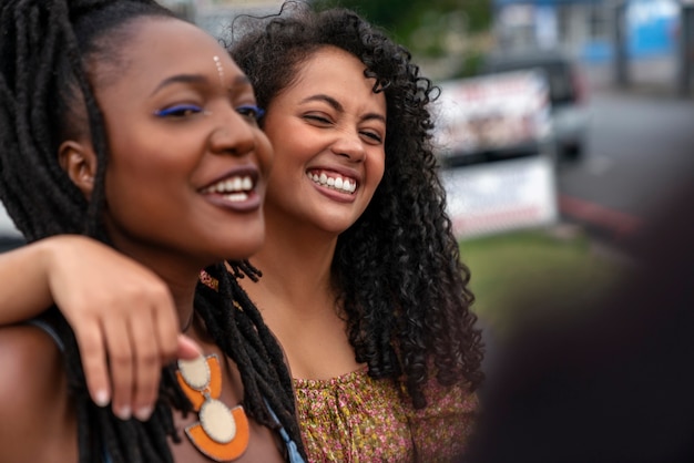 Duas amigas se divertindo ao ar livre