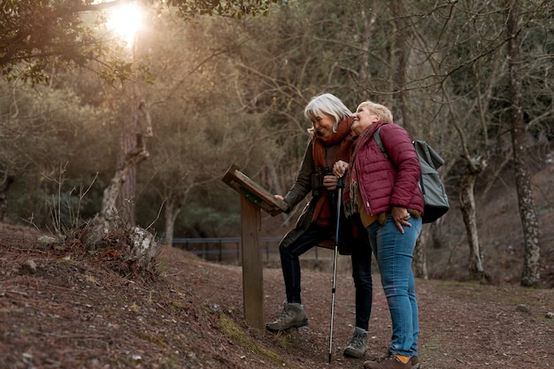 Foto grátis duas amigas sênior desfrutando de uma caminhada na natureza