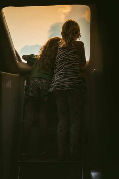 Duas amigas viajam em um barco, olhem pela janela aberta. Crianças em uma viagem.