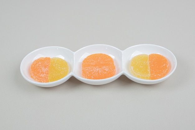 Duas balas de gelatina coloridas em prato branco
