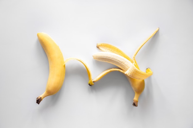 Duas bananas em um fundo branco isolaram o minimalismo conceitual