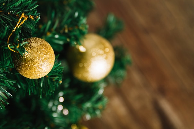 Duas bolas douradas de natal na árvore de natal