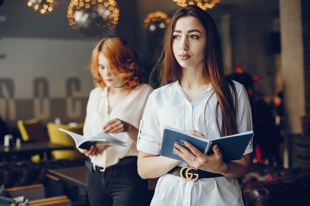 Duas empresárias em um café