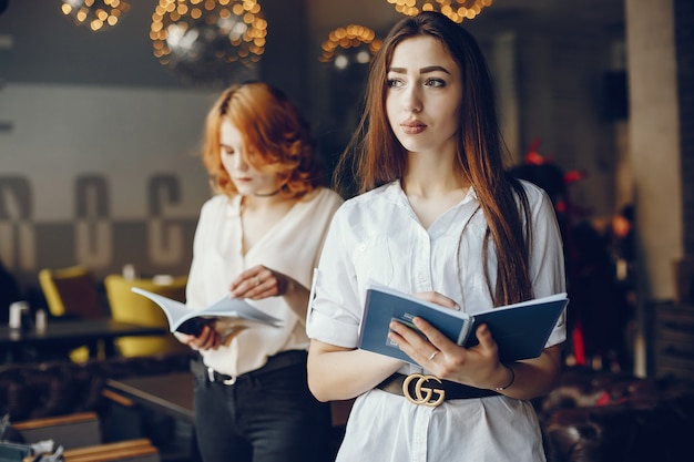 duas empresárias em um café