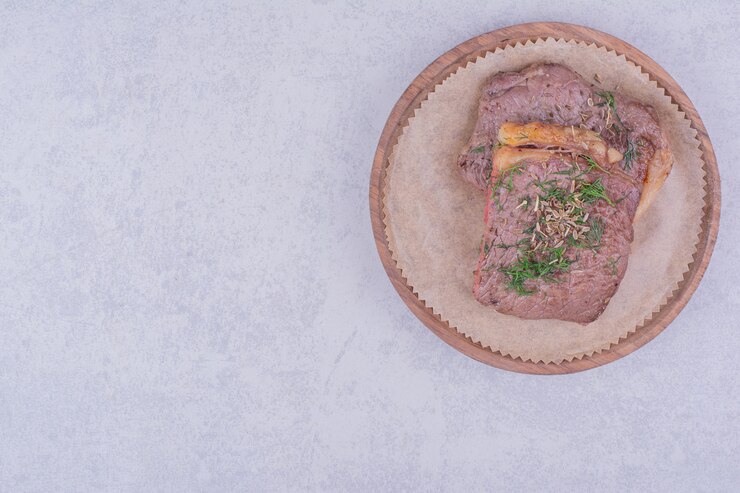 Foto grátis duas fatias de bife de carne com ervas e especiarias