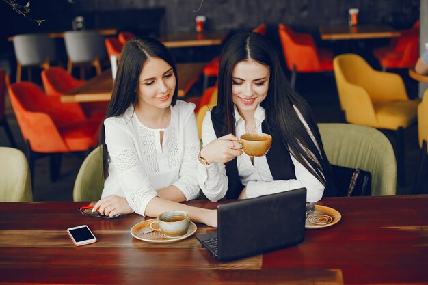 duas garota de luxo sentado em um restaurante