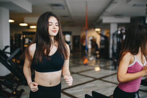 Duas garotas atléticas no ginásio