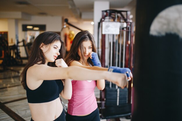 Duas garotas atléticas no ginásio