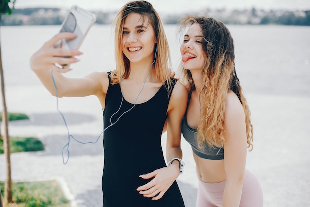 Duas garotas atléticas têm um descanso