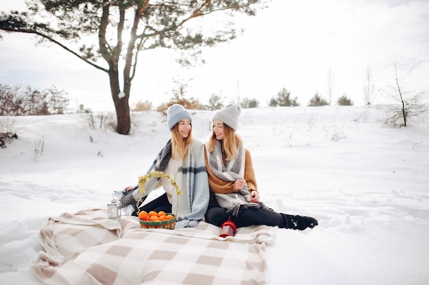 Duas garotas bonitas em um parque de inverno