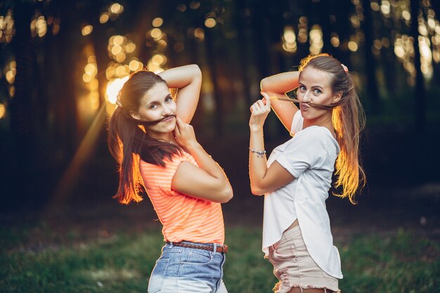 Duas garotas bonitas em um parque de verão