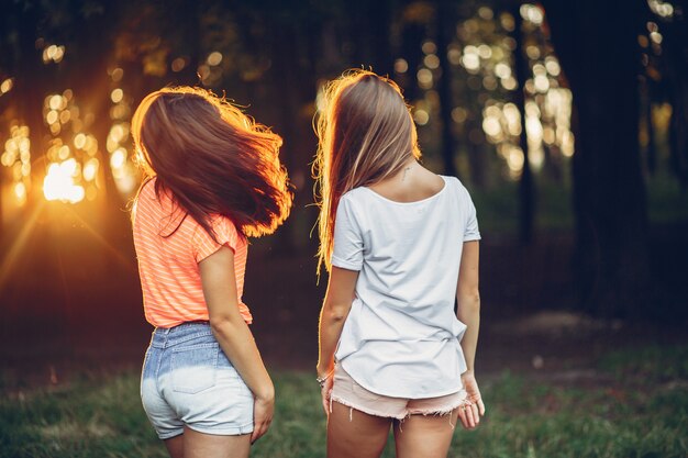 Duas garotas bonitas em um parque de verão